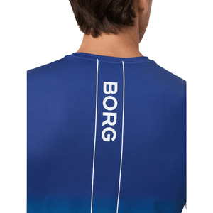 Detail van de witte BORG-print op de rug van het kobaltblauwe Ace T-shirt