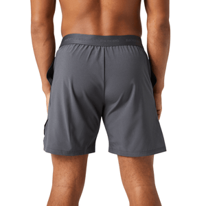 Achteraanzicht van de grijze Bjorn Borg Ace Pro short op model met rechte pijpen