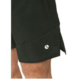 Detail van de zoom van de donkergroene Bjorn Borg Ace Pro short met wit logo en split