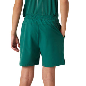 Zijaanzicht van de groene Bjorn Borg Ace Racquet junior short met hand in de zijzak