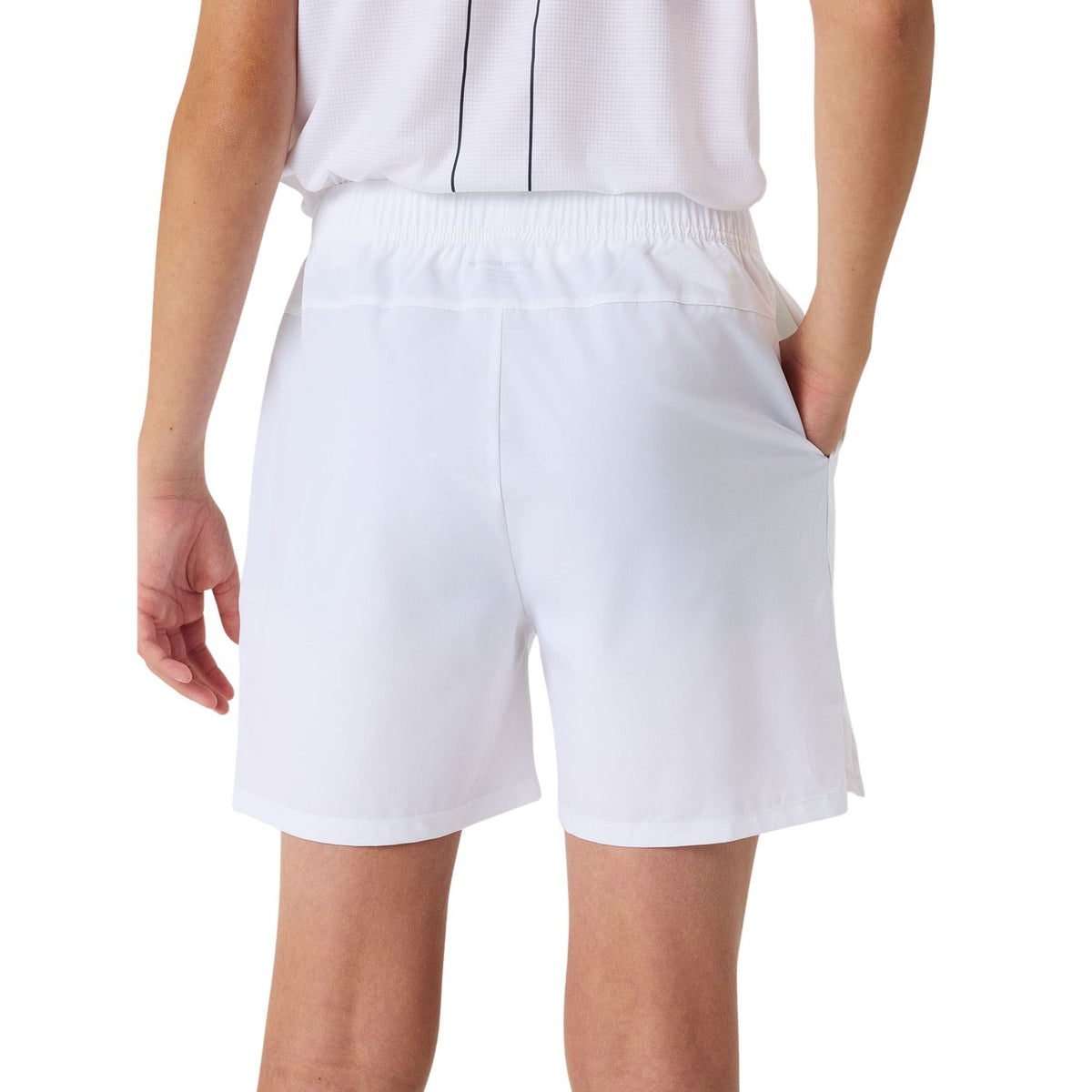 Junior model draagt de witte Bjorn Borg Ace Racquet short met trekkoord in de taille