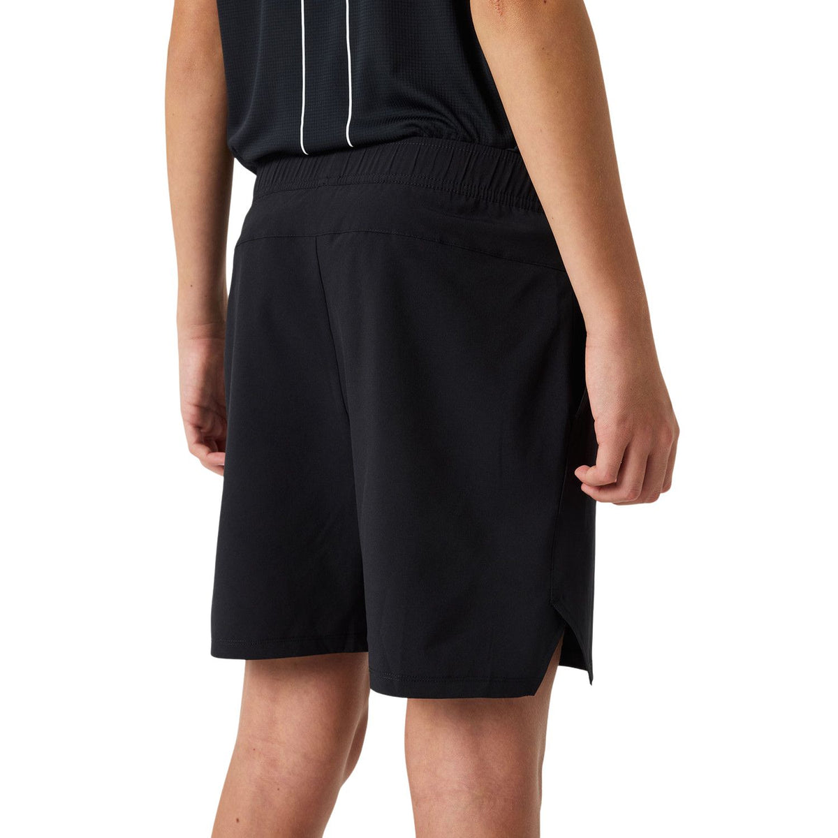 Zijaanzicht van de zwarte Bjorn Borg Ace Racquet junior short op een jong model