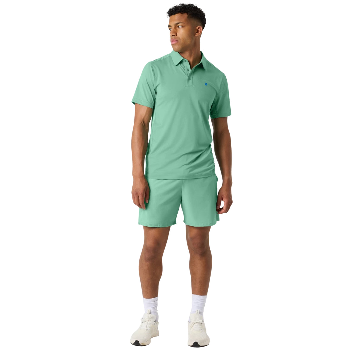 Model ten voeten uit in de mintgroene Ace Racquet short en bijpassende polo