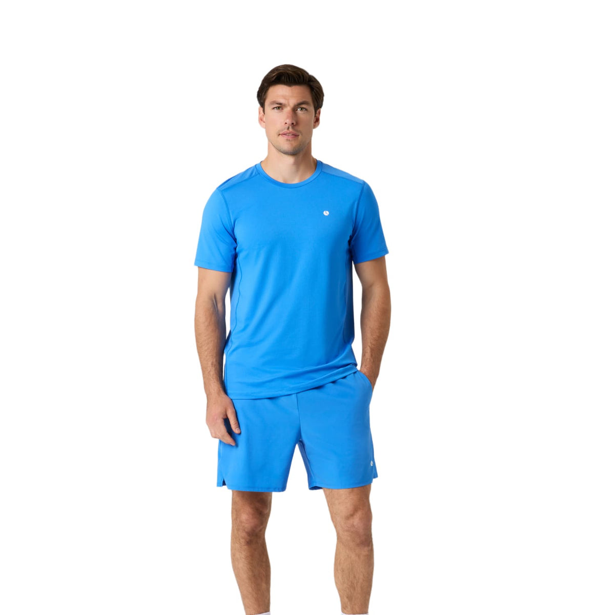 Model ten voeten uit in de blauwe Ace Racquet short en bijpassend T-shirt