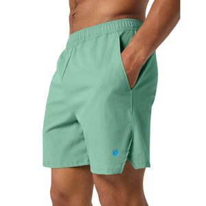 Zijaanzicht van de mintgroene Ace Racquet short met hand in de steekzak