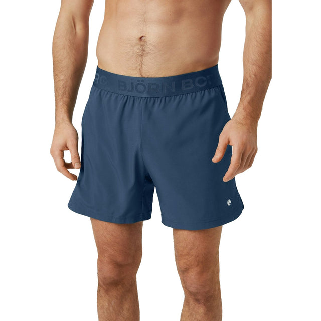 Bjorn Borg Ace short voor heren in staalblauw, gedragen vooraanzicht