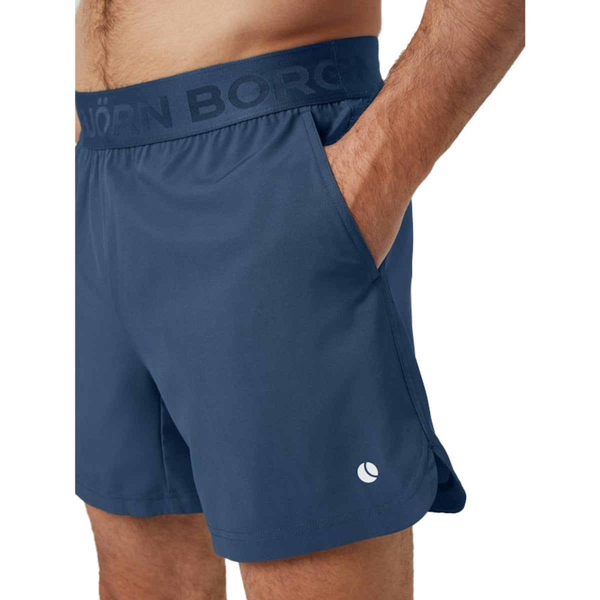 Model draagt de staalblauwe Bjorn Borg Ace short, zijaanzicht met steekzak