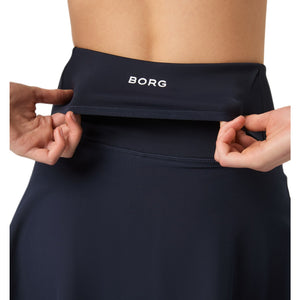 Detail van de tailleband met Borg-print van de donkerblauwe Ace tennisrok
