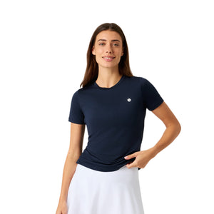 Model draagt het Bjorn Borg Ace Slim T-shirt in donkerblauw met witte rok
