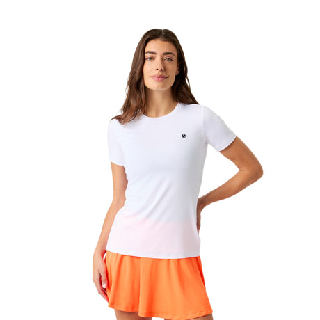 Model draagt het Bjorn Borg Ace Slim T-shirt voor dames in wit met oranje rok