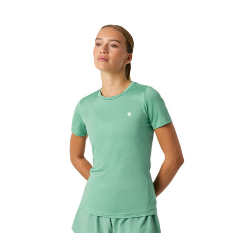 Model draagt het Bjorn Borg Ace Slim T-shirt voor dames in mintgroen