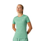 Model draagt het Bjorn Borg Ace Slim T-shirt voor dames in mintgroen