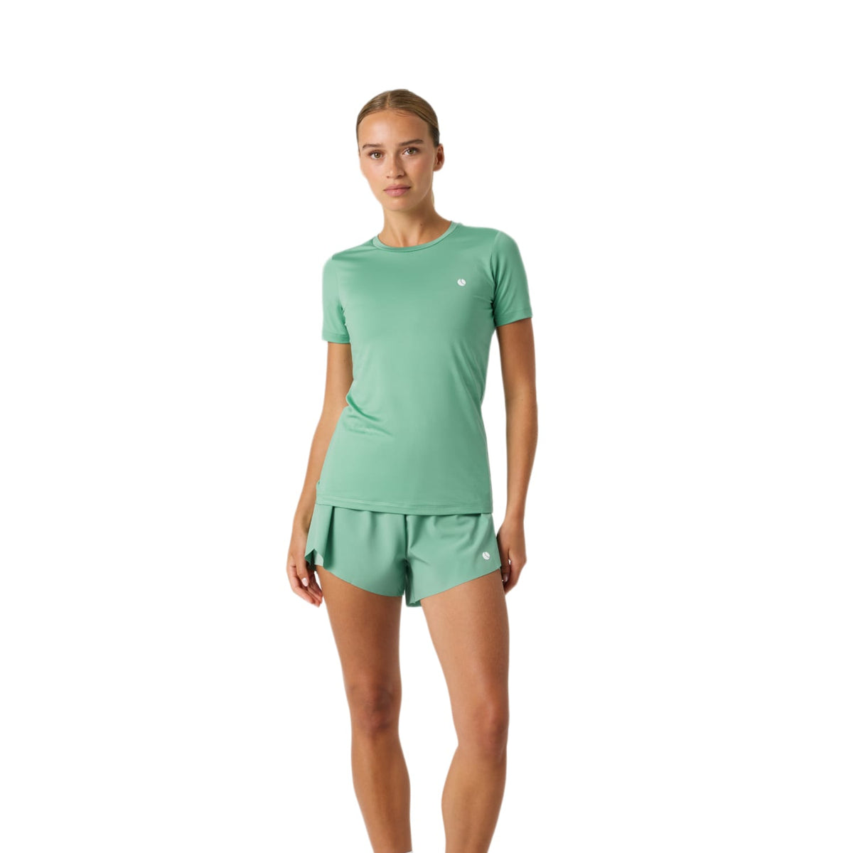 Model ten voeten uit in het mintgroene Ace Slim T-shirt met bijpassende short