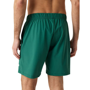 Achterzijde van de groene Bjorn Borg Ace sportshort, gedragen door een model