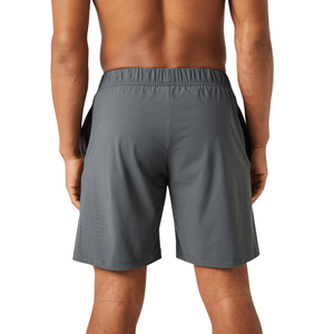 Achterzijde van de grijze Bjorn Borg Ace sportshort, gedragen door een model