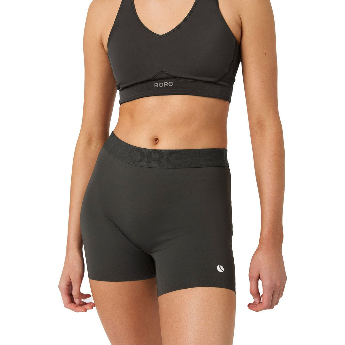 Vooraanzicht van de donker olijfgroene Bjorn Borg Ace stretchshort met logo-tailleband