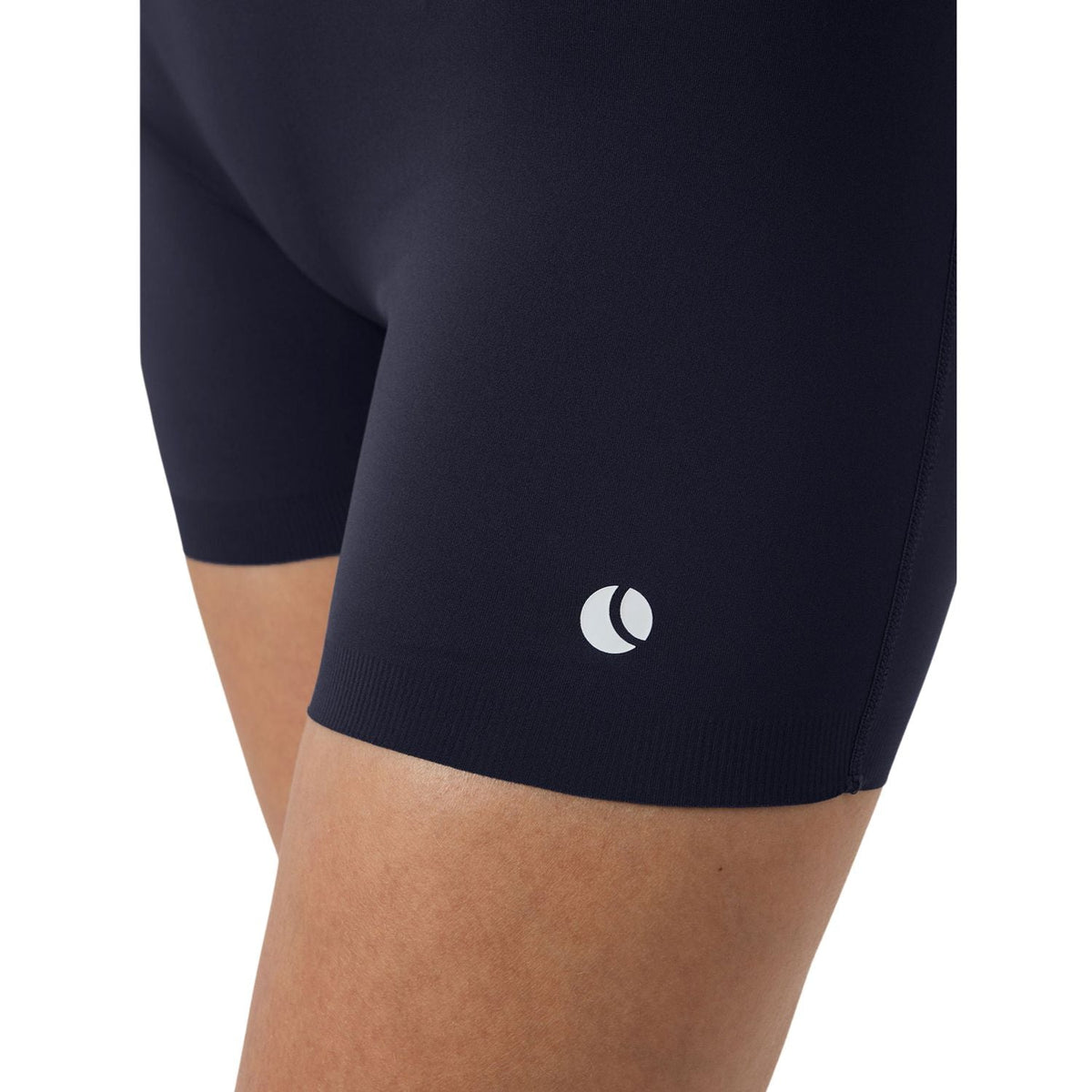 Zijaanzicht van de donkerblauwe Bjorn Borg Ace stretchshort met wit logo op de pijp