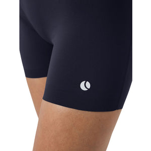 Zijaanzicht van de donkerblauwe Bjorn Borg Ace stretchshort met wit logo op de pijp