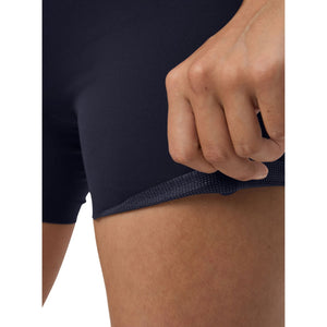 Detail van de pijpzoom van de donkerblauwe Bjorn Borg Ace stretchshort die wordt opgetild