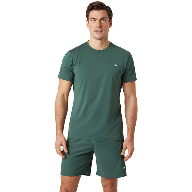 Model draagt het donkergroene Bjorn Borg Ace T-shirt met bijpassende groene short