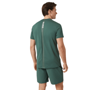 Achterzijde van het donkergroene Bjorn Borg Ace T-shirt met verticale BORG-opdruk