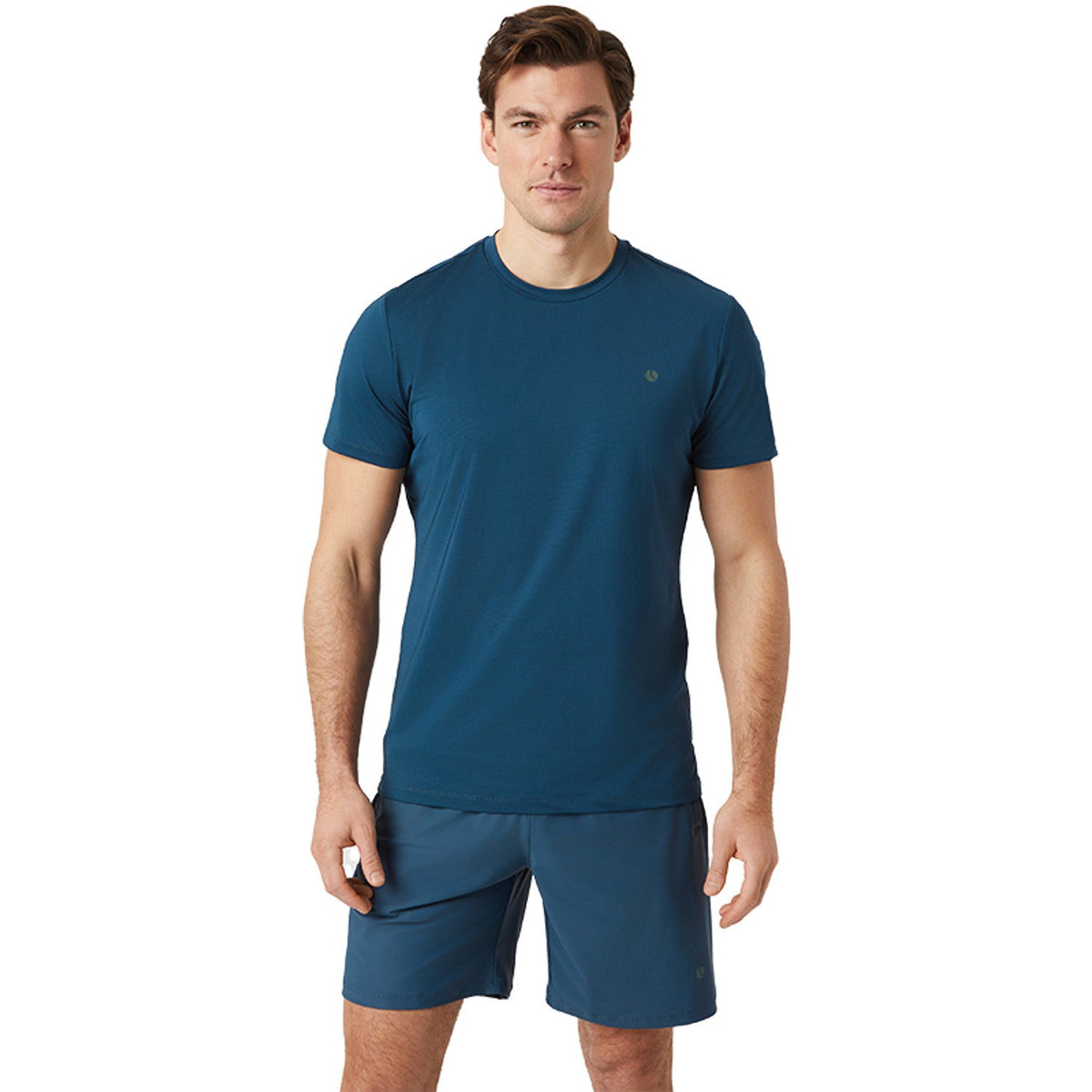 Model draagt het donkerblauwe Bjorn Borg Ace T-shirt met bijpassende blauwe short