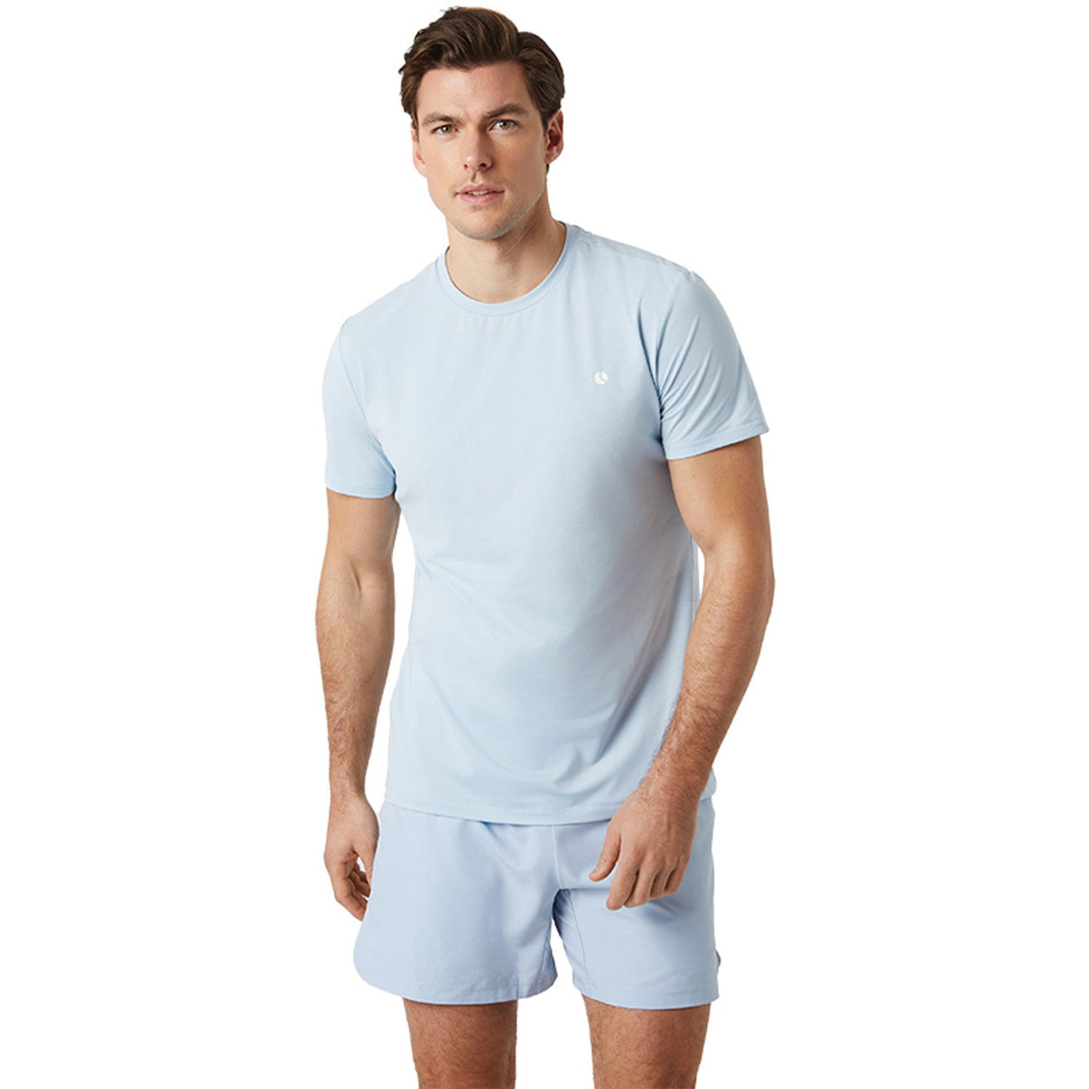 Model draagt het lichtblauwe Bjorn Borg Ace T-shirt met bijpassende lichtblauwe short