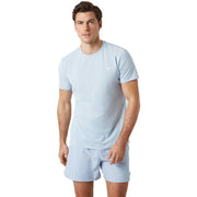 Model draagt het lichtblauwe Bjorn Borg Ace T-shirt met bijpassende lichtblauwe short