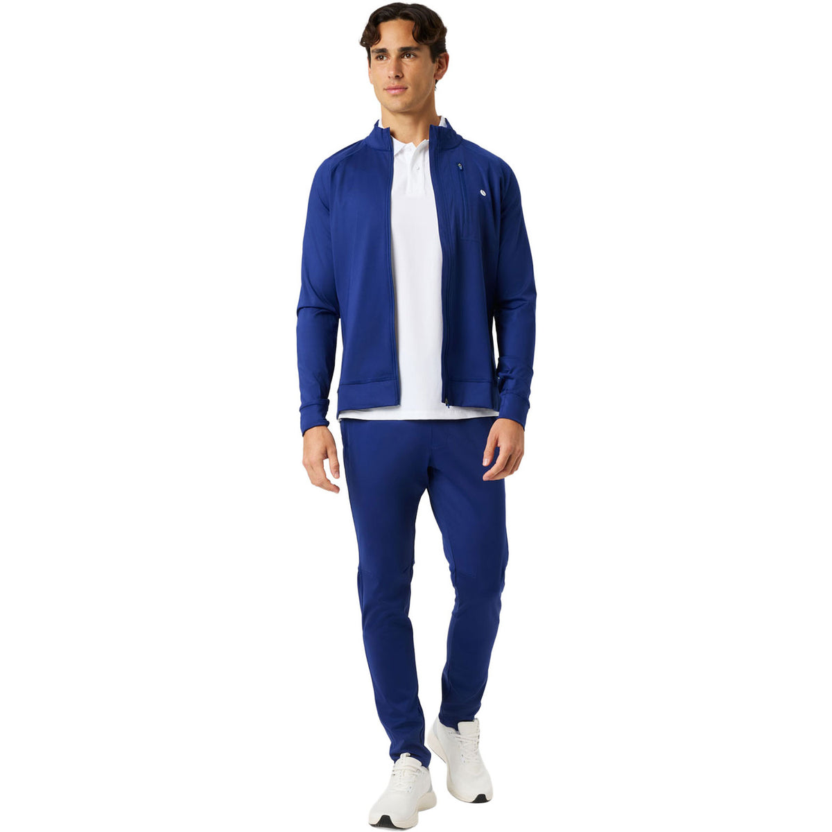 Model ten voeten uit in het blauwe Bjorn Borg Ace jack en bijpassende broek