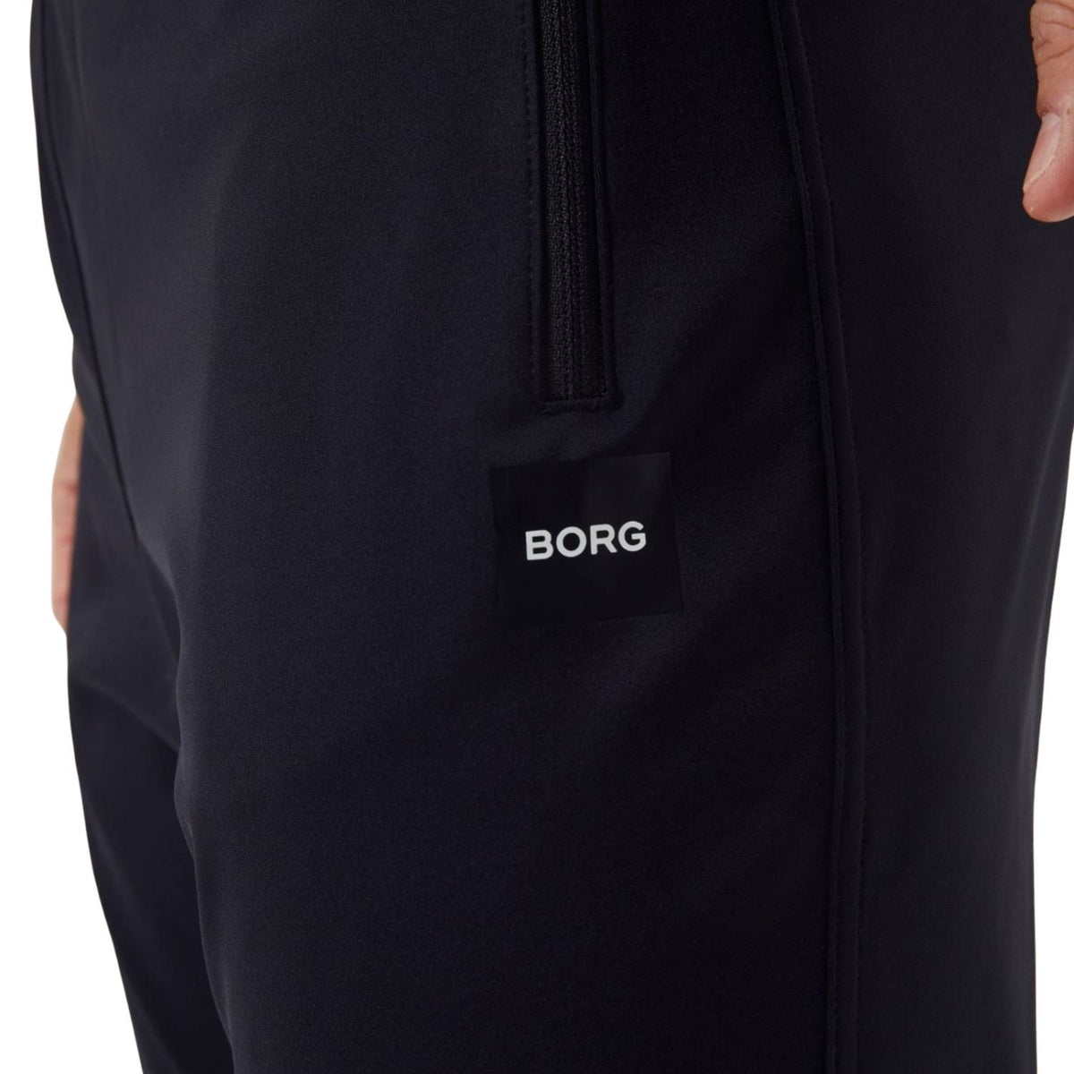 Detail van het BORG-label op de zak van de zwarte Ace trainingsbroek
