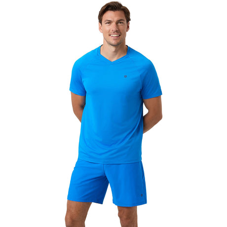Model draagt het helderblauwe Ace V-hals T-shirt met bijpassende short