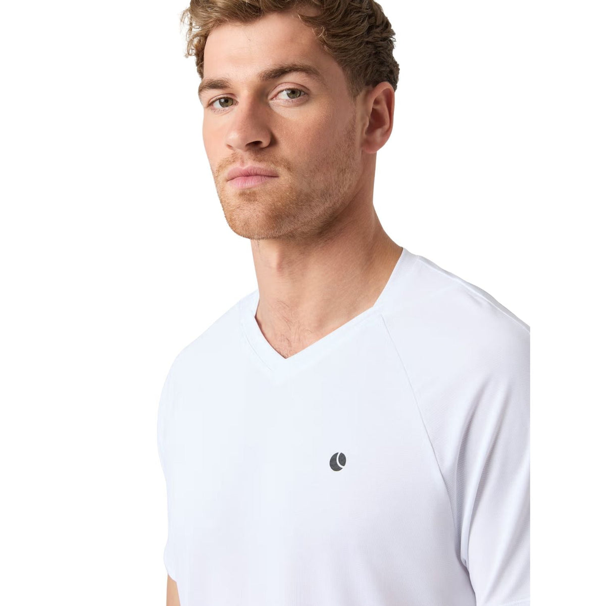 Close-up van de V-hals van het witte Bjorn Borg Ace T-shirt