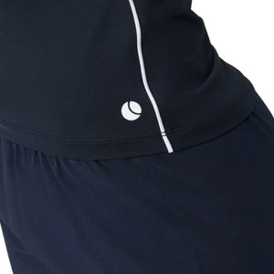 Detail van het logo en de zoom van het marineblauwe Ace V-hals T-shirt