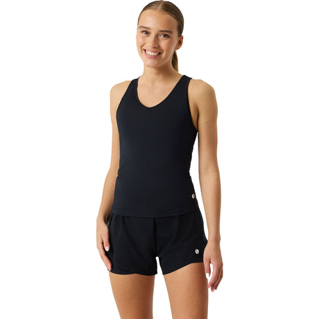 Bjorn Borg Ace tanktop met V-hals in zwart, gedragen met zwarte short