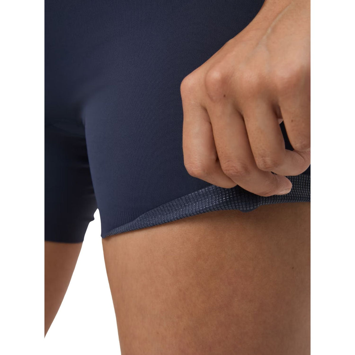 Detail van de mesh-inzet aan de binnenzijde van de marineblauwe Ace short