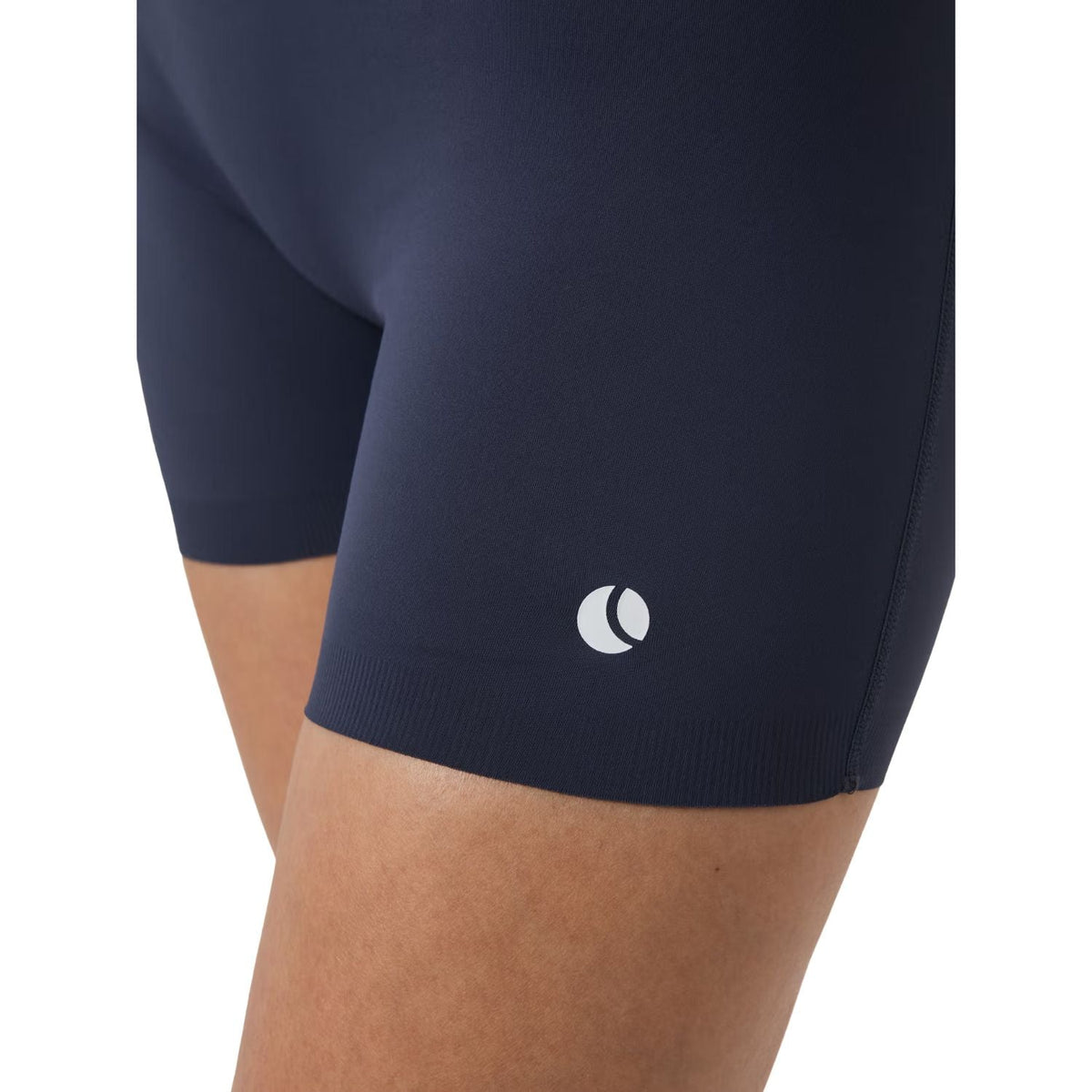 Zijaanzicht van de marineblauwe Bjorn Borg Ace strakke short met logo