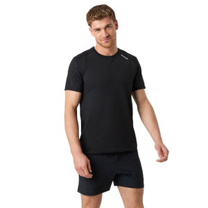 Model draagt het zwarte Bjorn Borg Athletic T-shirt met zwarte sportshort