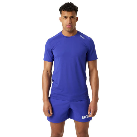 Model draagt het blauwe Bjorn Borg Athletic T-shirt met bijpassende blauwe short