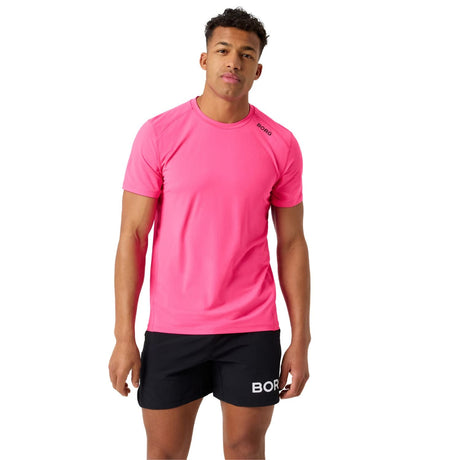 Model draagt het roze Bjorn Borg Athletic T-shirt met zwarte short met BORG-print