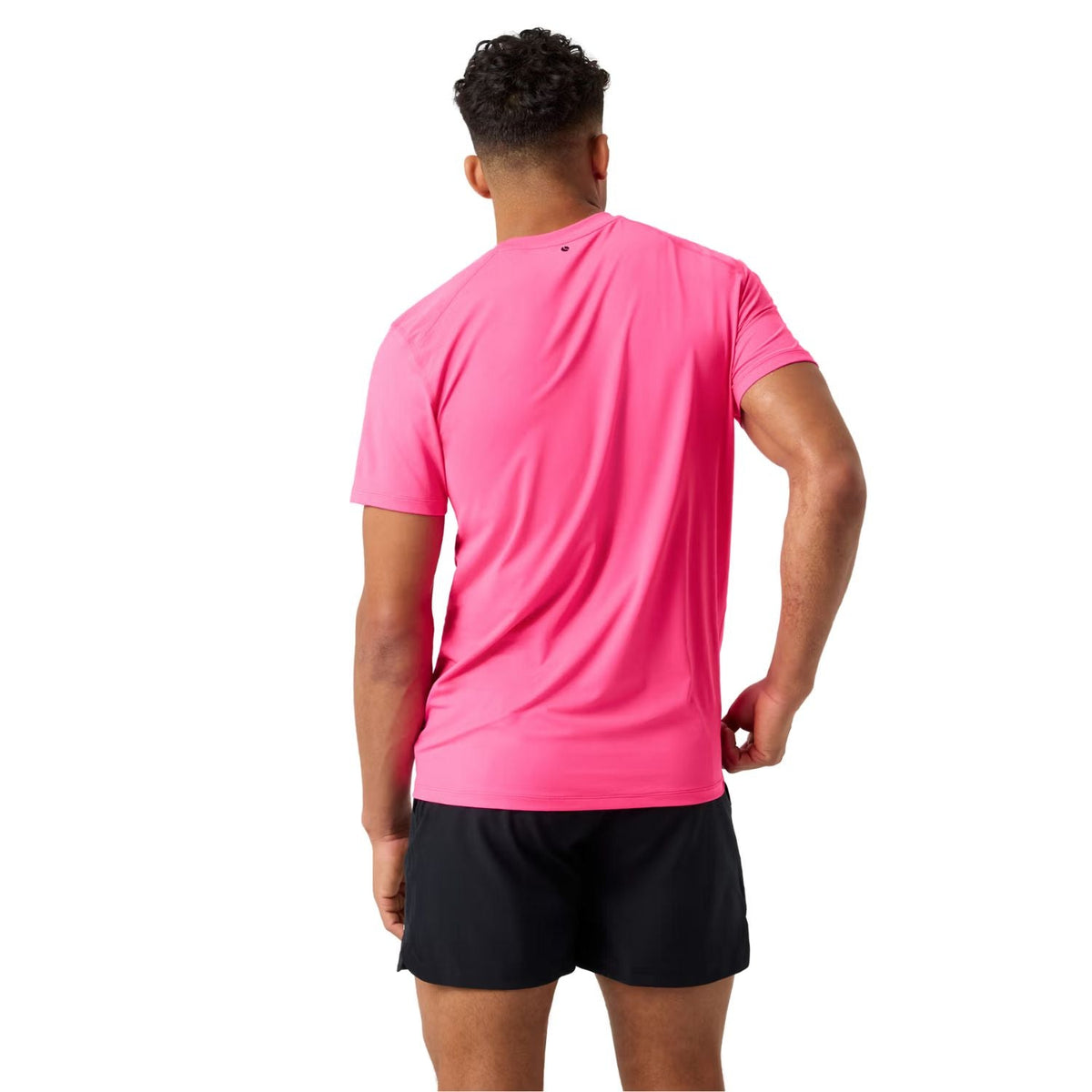 Achterzijde van het roze Bjorn Borg Athletic T-shirt met zwarte sportshort