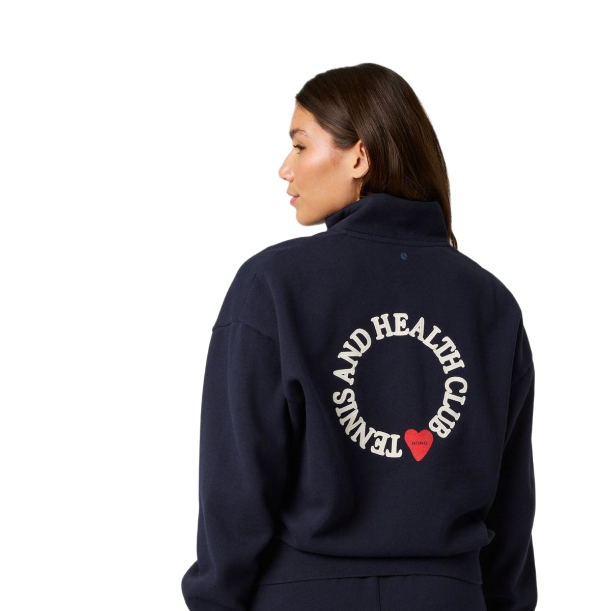 Ruggedeelte met witte Tennis and Health Club cirkelprint op de donkerblauwe halfzip sweater