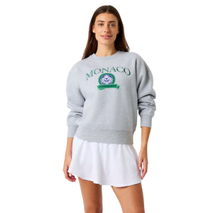 Model draagt de grijze Bjorn Borg sweater met Monaco-print en witte rok