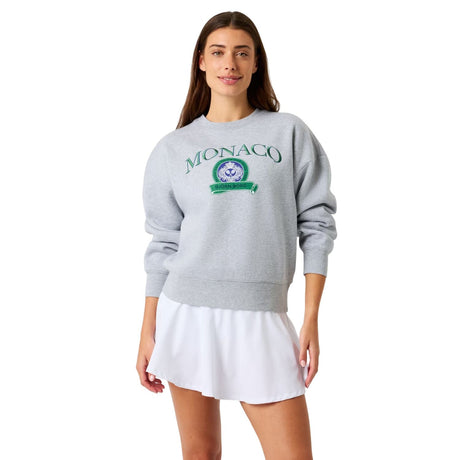 Model draagt de grijze Bjorn Borg sweater met Monaco-print en witte rok