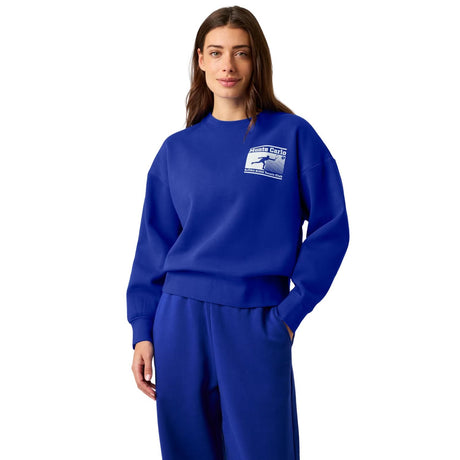 Model draagt de blauwe Bjorn Borg sweater met bijpassende broek