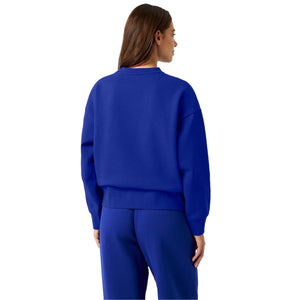 Achterzijde van de blauwe Bjorn Borg sweater op model met broek