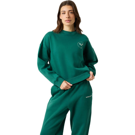 Model draagt de groene Bjorn Borg sweater met bijpassende joggingbroek