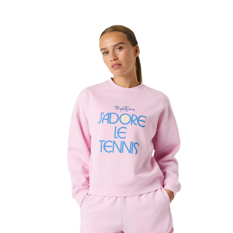Model draagt de Bjorn Borg Boyfriend sweater voor dames in roze met blauwe tennisprint