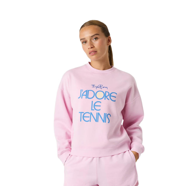 Model draagt de Bjorn Borg Boyfriend sweater voor dames in roze met blauwe tennisprint