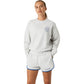 Model draagt de grijze Bjorn Borg Boyfriend sweater voor dames met witte short