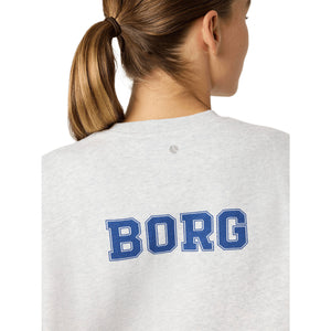 Detail van de blauwe Borg-print op de rug van de grijze Boyfriend sweater